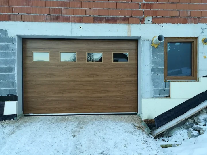 Sekcijska vrata Winchester s štirimi okni v odprtini novogradnje