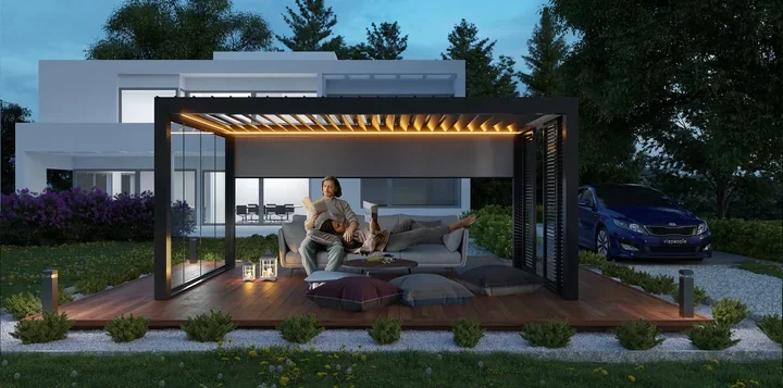 Večerni ambient z osvetljenimi lamelami pergole Agava
