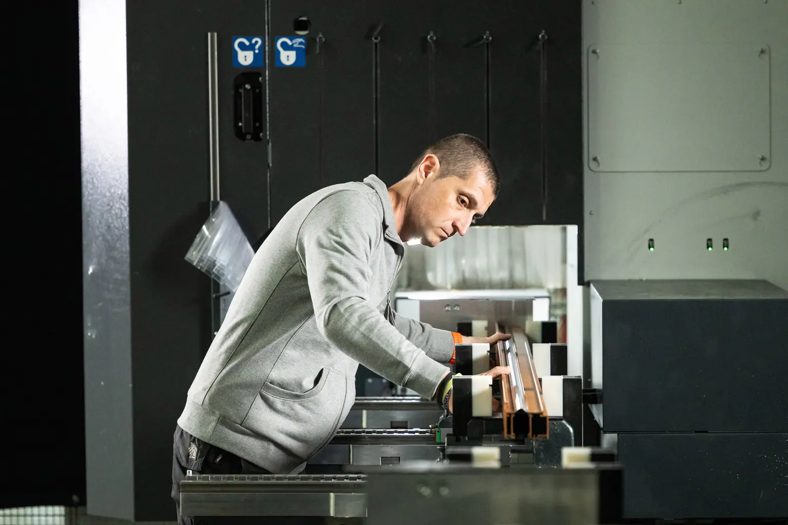 Obdelava aluminijastega profila na CNC-stroju v tovarni Inotherm v Prigorici